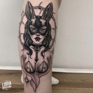tatuaje_pierna_pinup_mascara_logiabarcelona_laia_desole